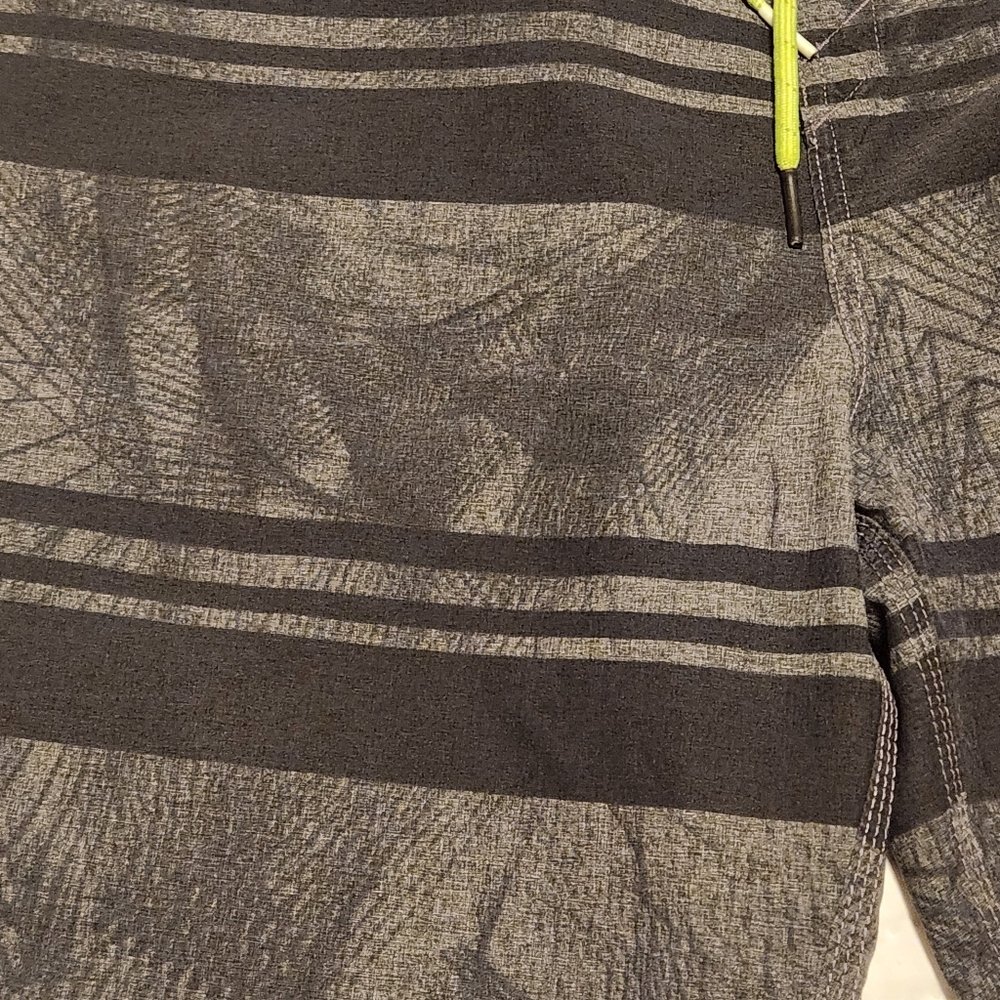 Oakley Black and Gray Board Shorts Size 36 - Picture 4 of 13